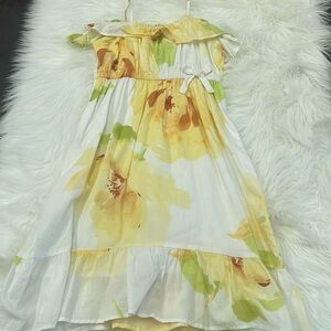 Flowy girls dress with details all over